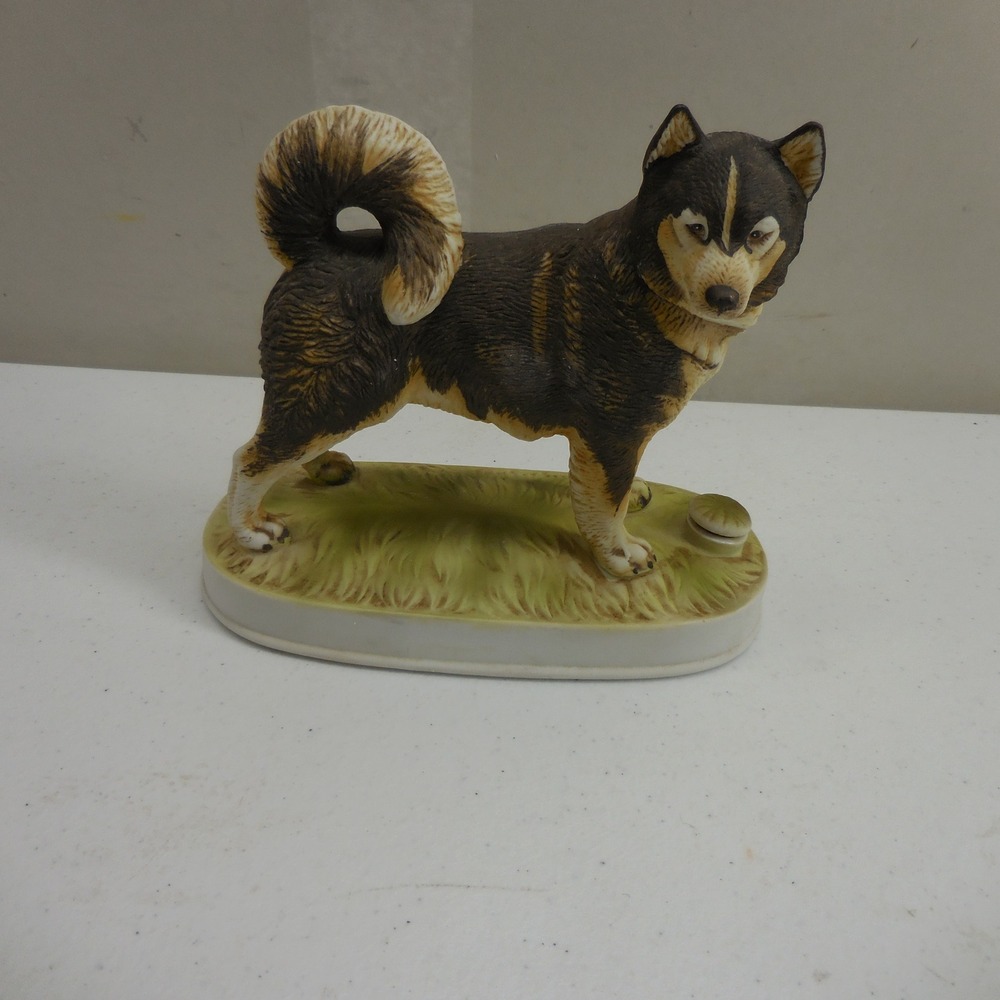 Vintage 1977 Lionstone Sculptured Porcelain Alaskan Malamute Dog Figurine 6.5in